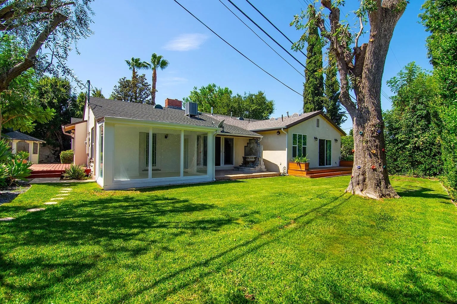 Building Photo - 17601 Tarzana St