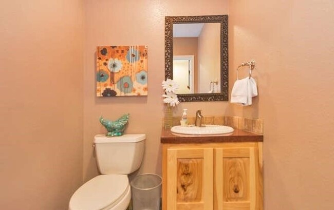 Building Photo - Furnished Home in Central Davis - Short/Lo...