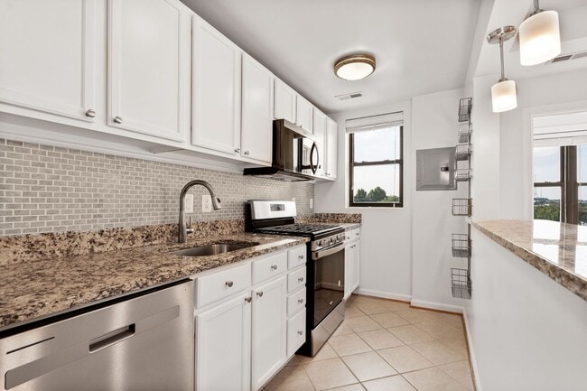 Building Photo - Available Now! Recently Updated, Spacious ...