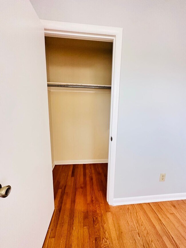 Building Photo - 813 Montrose Ave