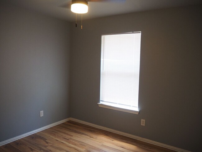 Building Photo - 1000 Waterview Dr
