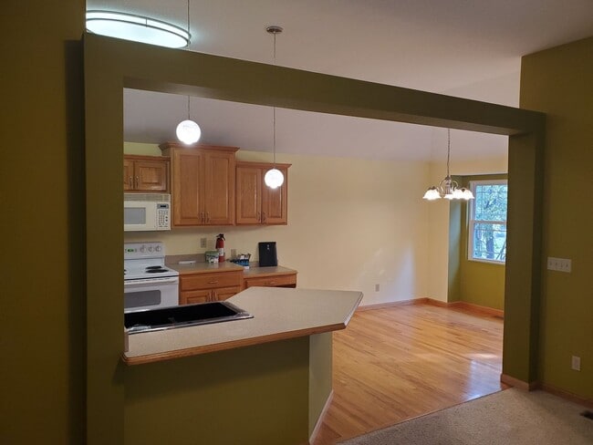 Building Photo - 3 bedroom 3 bath, 2car gar, balcony deck a...