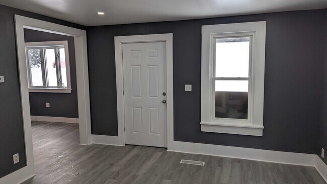 Building Photo - 812 E 3rd St