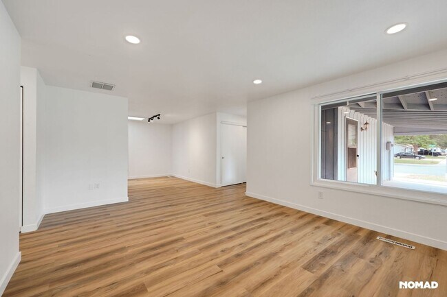 Building Photo - Newly Renovated 4BR Duplex in SW Loveland