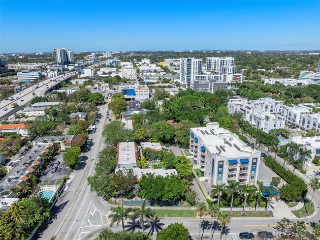 Building Photo - 523 NE 38th St