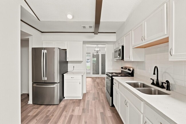 Building Photo - 502 Moorside Dr