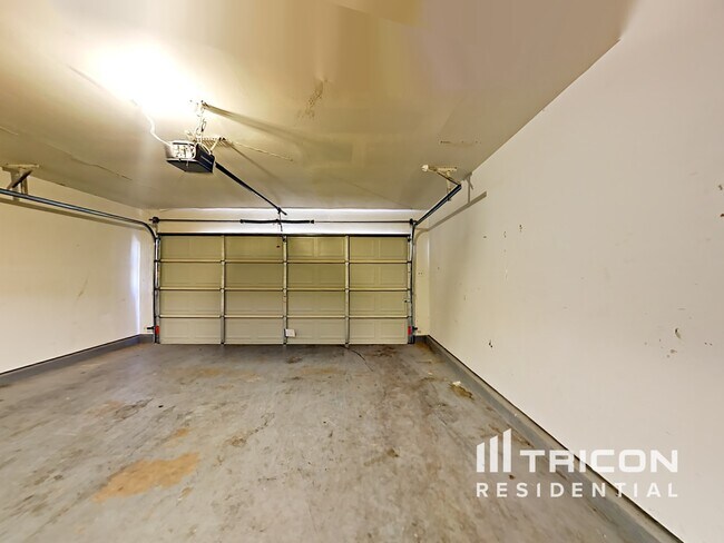 Building Photo - 2545 Clovermeadow Dr