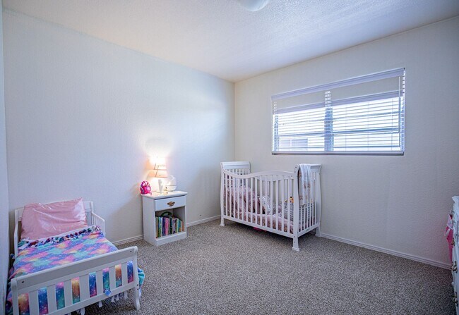 Building Photo - 4 Bedroom 2 Bathroom