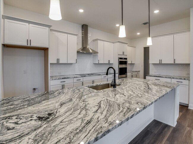 Building Photo - ONE-STORY Home in Marble Falls - 2932 SF with THREE-CAR GARAGE - On a CUL-DE-SAC!