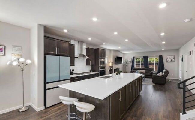 Building Photo - Modern 4-Bed Home in Northshore School District with A/C