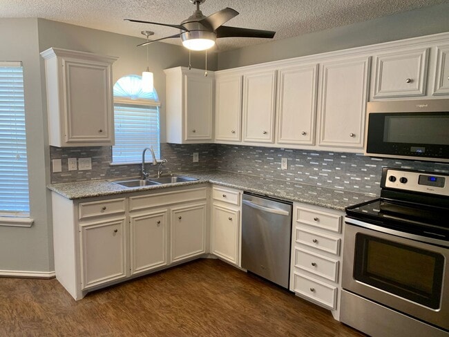 Building Photo - Fantastic 4 Bedroom 2 Bathroom house in So...