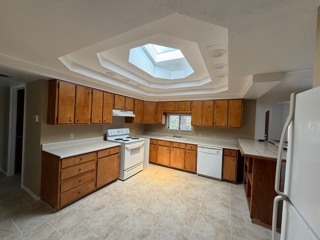 Building Photo - Spacious 4/2 in the Country / Horses ok