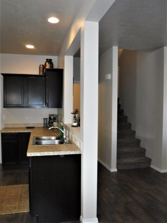 Building Photo - 4 bed 2.5 bath home just off Pine Ave and N Black Cat Rd.