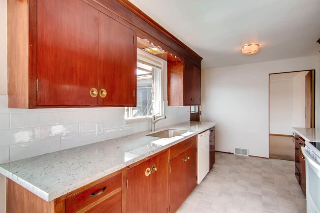 Building Photo - Laurelhurst View Home
