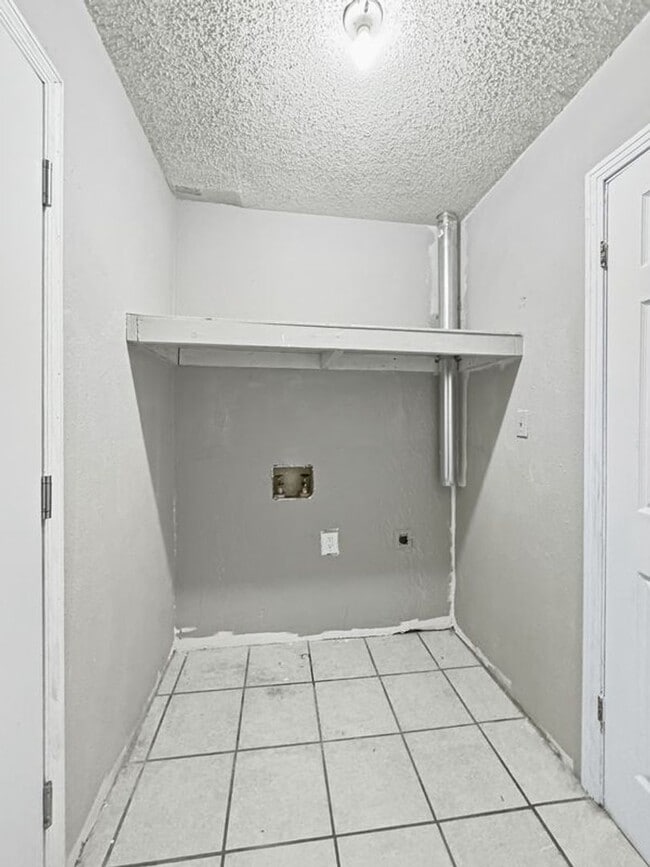 Building Photo - Adorable 5 Bedroom, 2 bath home in Sunland...
