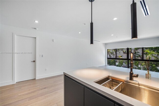 Building Photo - 204 Sunrise Dr