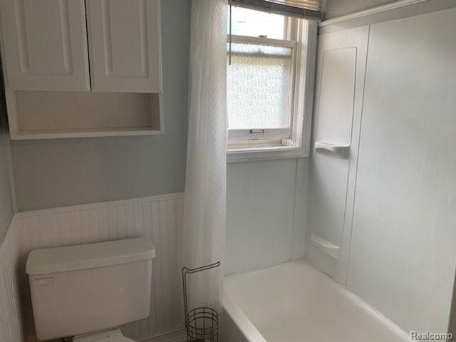 Building Photo - 832 Farnsworth Rd