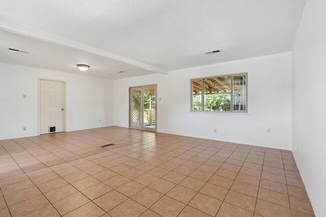 Building Photo - Immaculate, newly updated 3-bedroom, 2 bat...