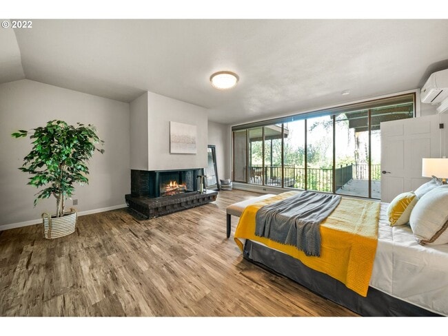Building Photo - 5 bedroom 4 Bathroom Spectacular Townhome ~ Parking, A/C and More!