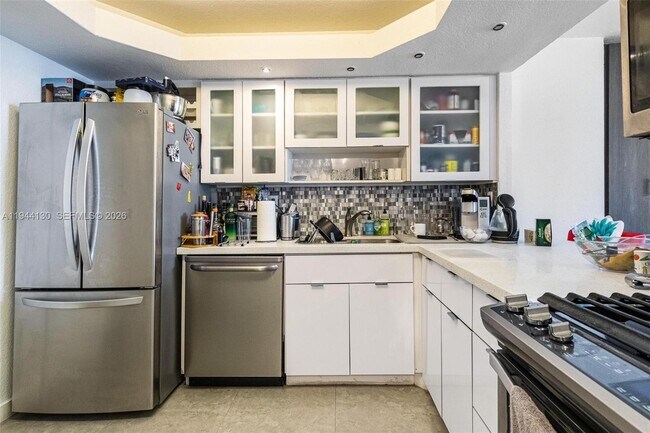 Building Photo - 3140 S Ocean Dr