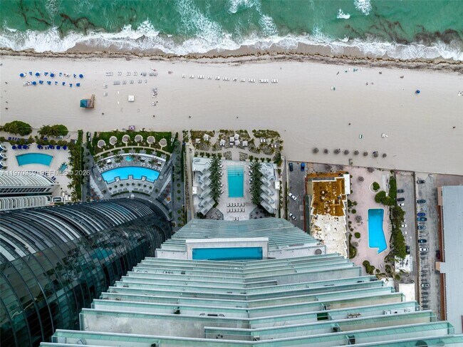 Building Photo - 18501 Collins Ave