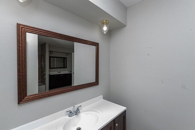 Building Photo - 228 Plainview Dr