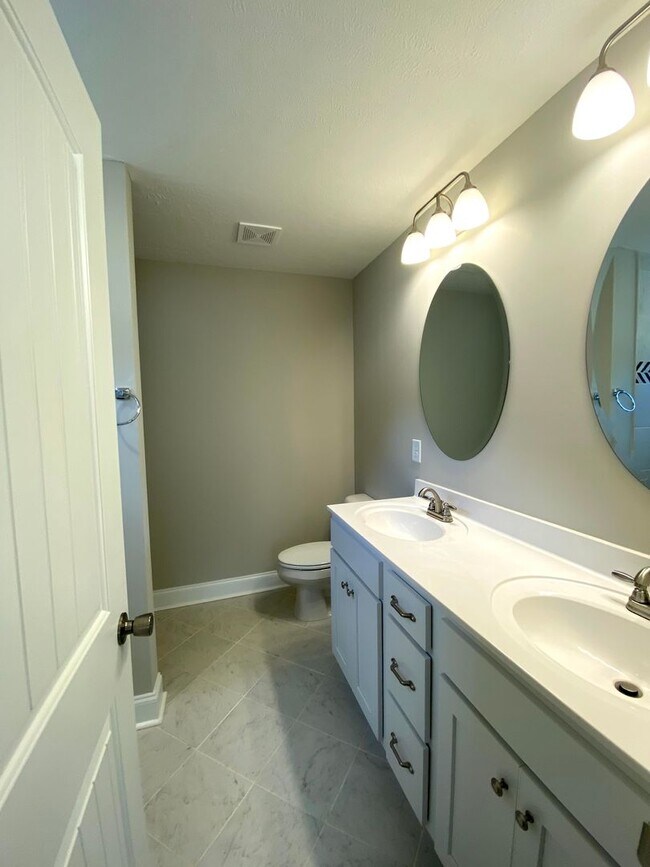 Building Photo - Spacious & Modern Home for Rent - One Leve...