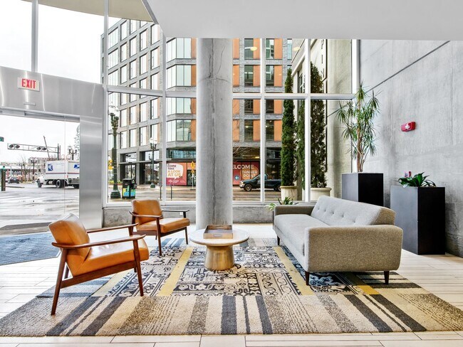 Building Photo - Pinnacle Condominiums - Pearl District ope...