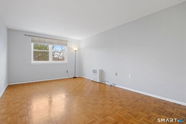Building Photo - 891 Farmington Ave