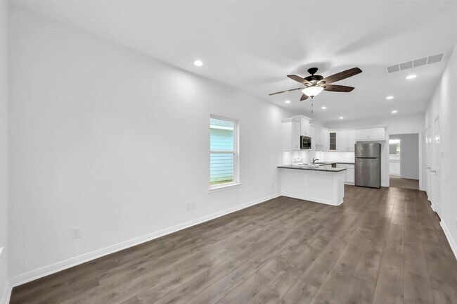 Building Photo - 16693 Meadowcroft St
