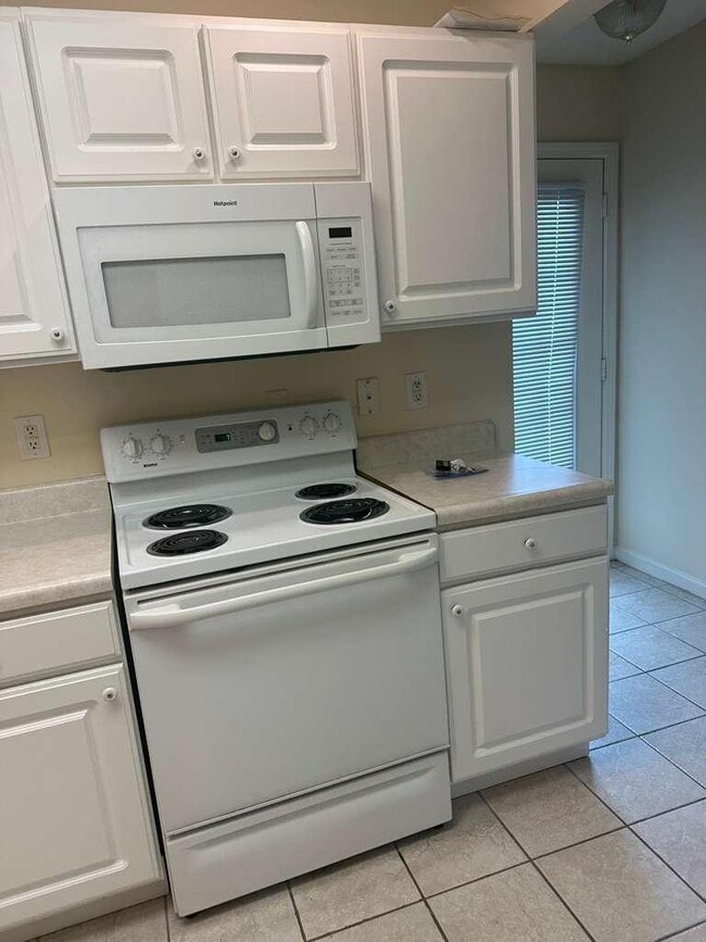 Building Photo - 11230 Centway Park Dr