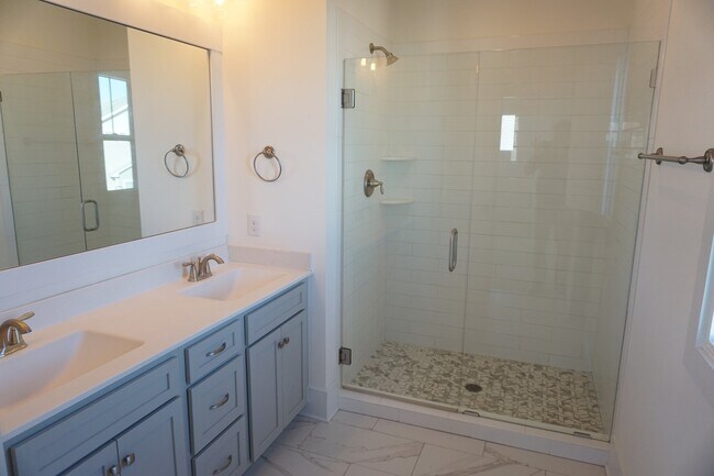 Building Photo - 3BR/3.5BA End Unit Townhome in Summerwalk!  $2,975/month - Pet friendly*