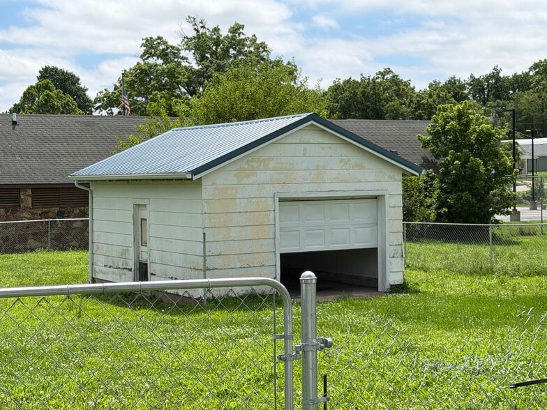 Building Photo - 308 S Lillian Ave