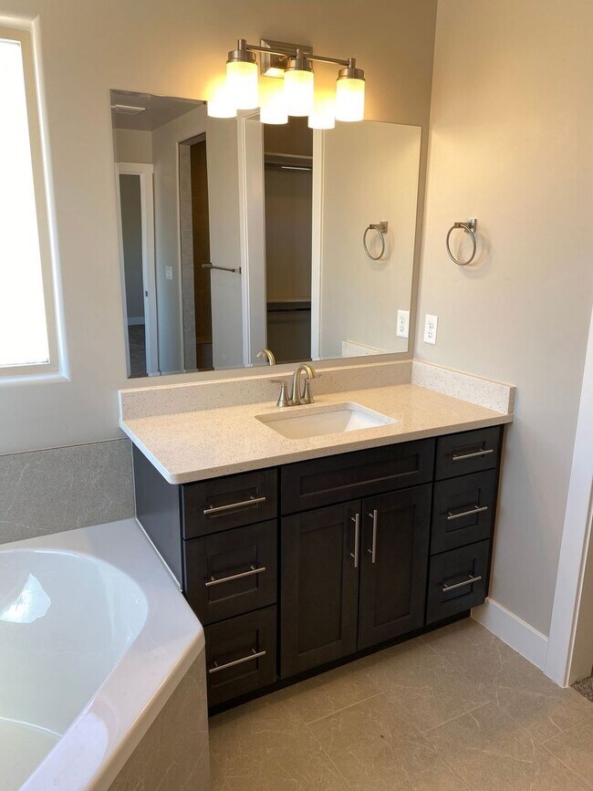 Building Photo - Red Mountain Vista Town Home, End Unit