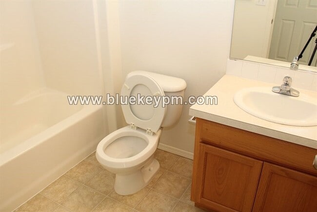 Building Photo - 2 Bed, 2.5 Bath  Townhome in Rockwood Neighborhood