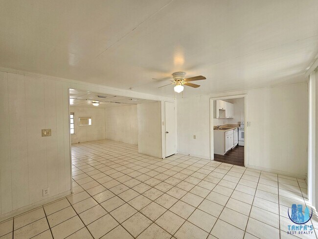 Building Photo - Spacious 3 Bedroom, 2 Bath home with a 2 CAR Carport near down St. Petersburg *Available Now*