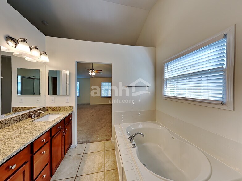 Building Photo - 1961 Creekview Dr