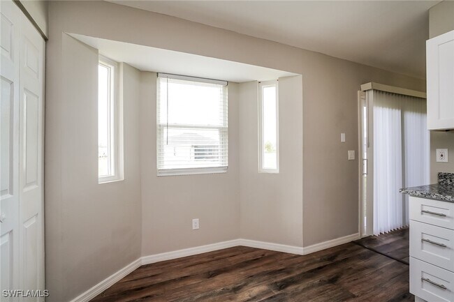 Building Photo - 902 SW 11th Ct