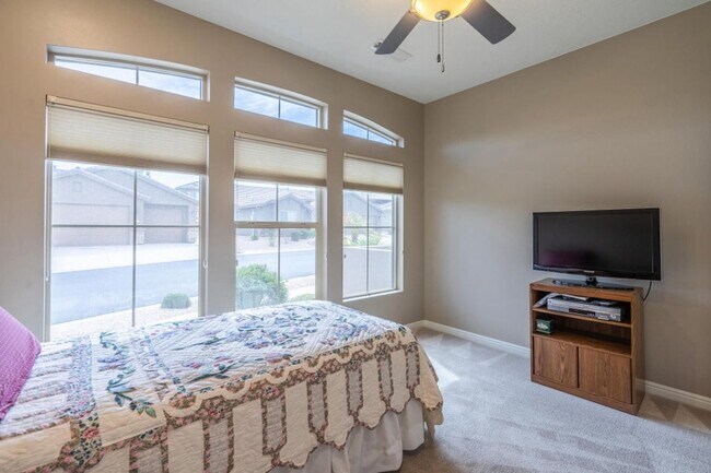 Building Photo - Bright & Beautiful 2 Bedroom Home in Sun R...