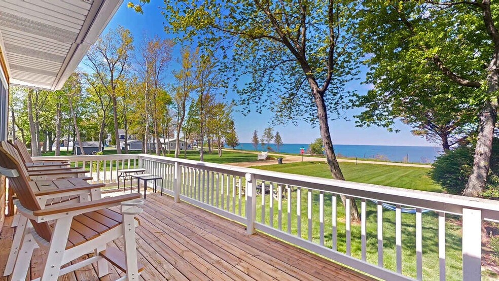 Building Photo - 643 Lakeshore Dr