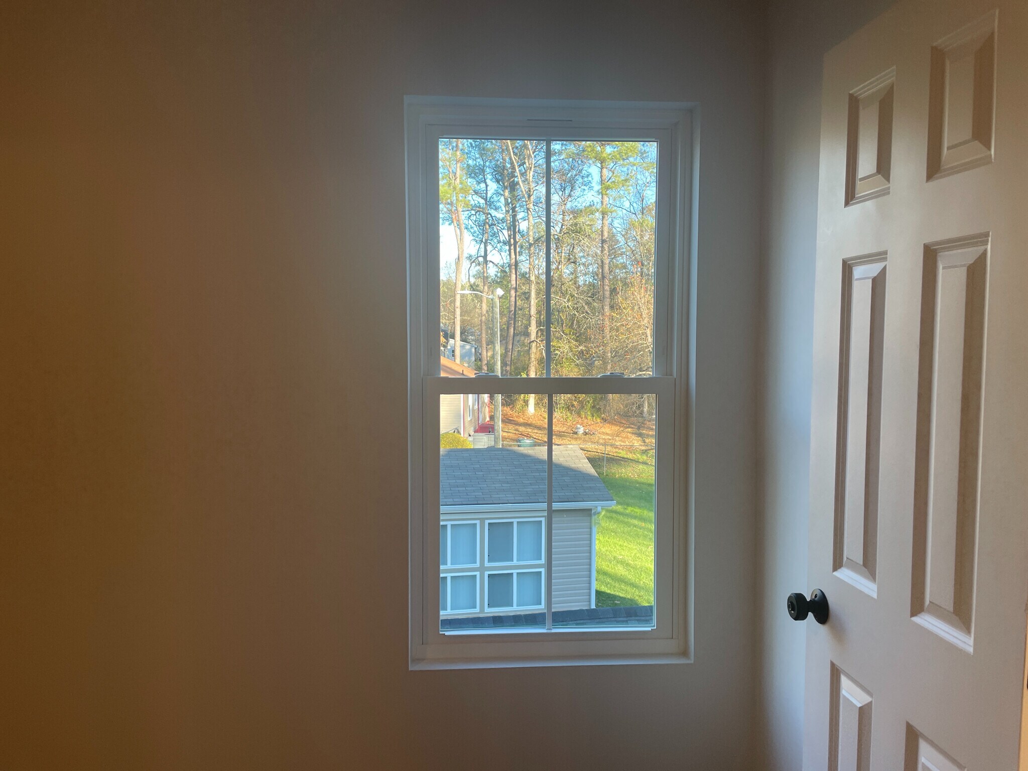 Building Photo - Room in House on Maplewood Dr