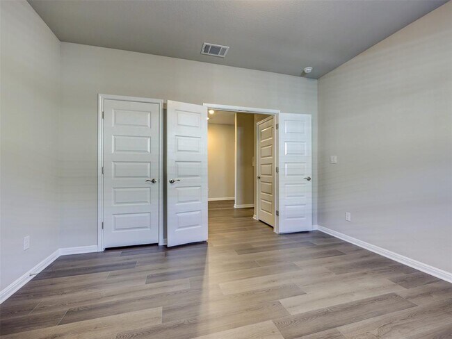 Building Photo - 100 Greenspire Ln