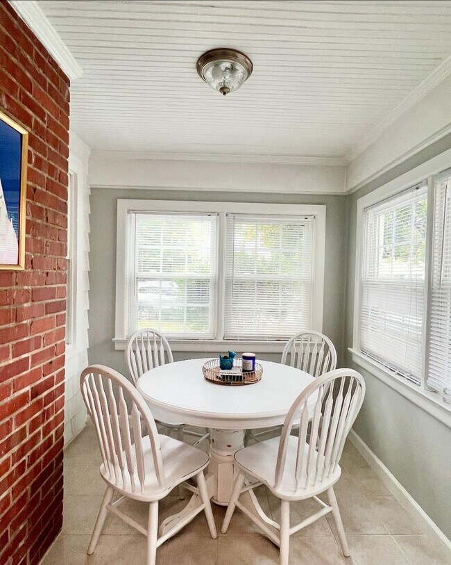 Building Photo - 4 bedroom home for 4 or 3 people (one bloc...