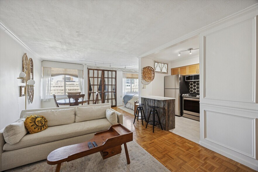 Building Photo - 604 S Washington Sq