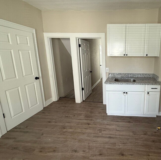Building Photo - Fully Renovated 3-Bedroom Home – Move-In R...