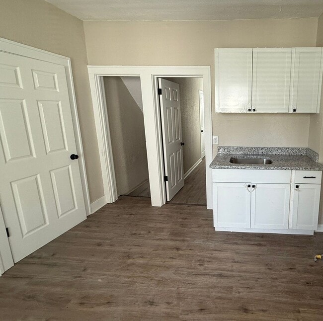 Building Photo - Renovated 3-Bedroom Home – We Welcome Sect...