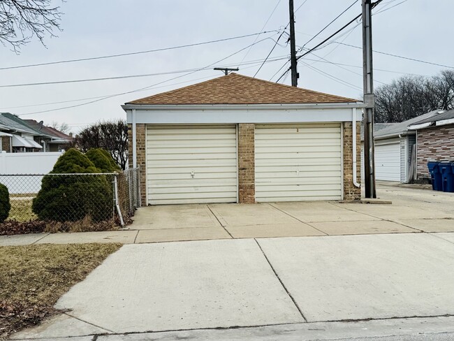 Building Photo - 3743 S 59th Ave