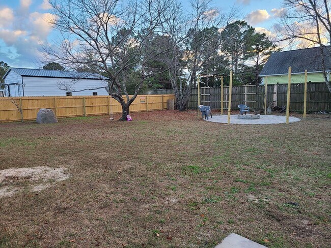 Building Photo - 3 Bed, 2.5 Bath home in Hampstead