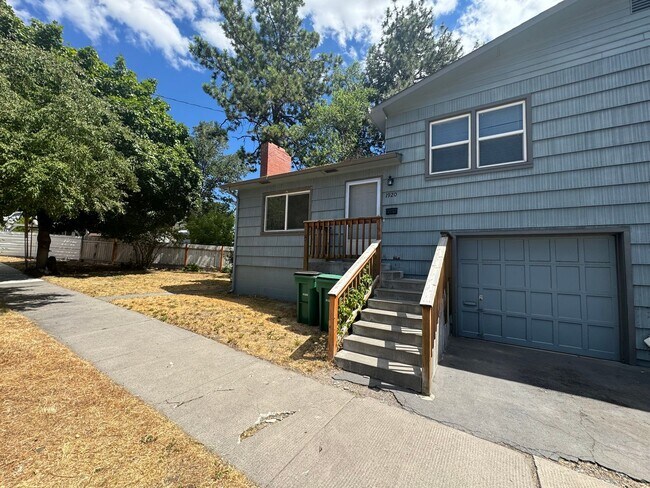 Building Photo - 2.5 Miles (6 minutes or less) to Oregon Tech and Sky Lakes Medical Center!  Perfect setup for Roo...