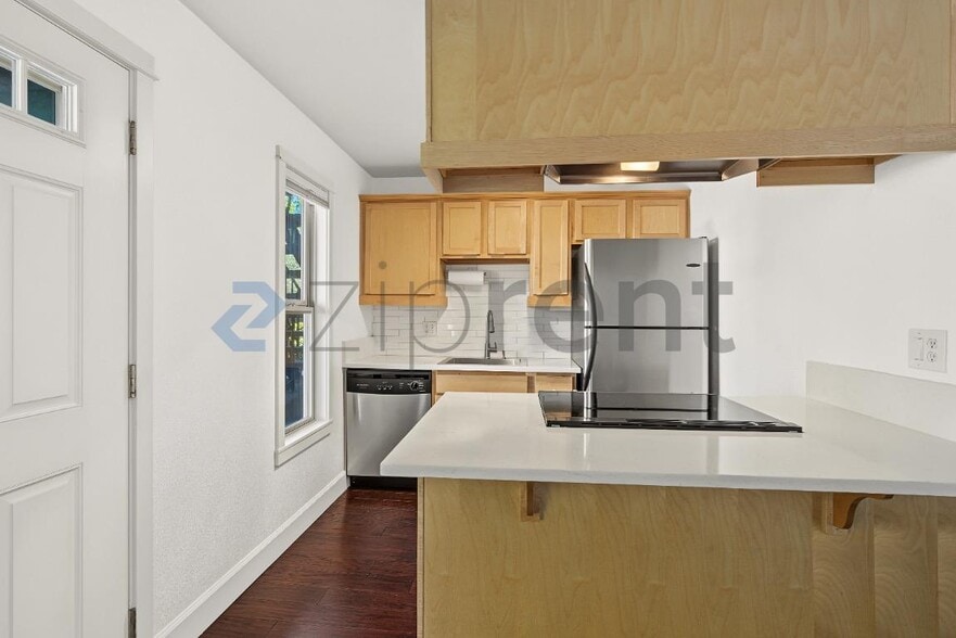 Building Photo - Unit 5